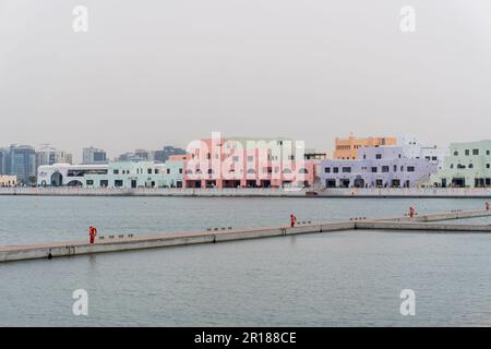 Der Blick auf die Corniche im Mina-Viertel im alten Hafen von Doha, Katar. Stockfoto