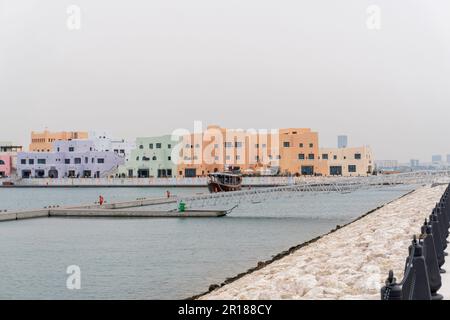 Der Blick auf die Corniche im Mina-Viertel im alten Hafen von Doha, Katar. Stockfoto