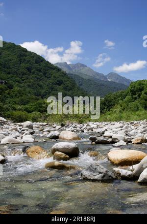 Blick auf Mt. Tanigawadake vom Yuhisogawa-Fluss Stockfoto