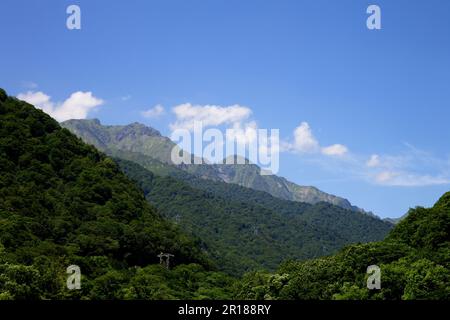 Blick auf Mt. Tanigawadake vom Yuhisogawa-Fluss Stockfoto