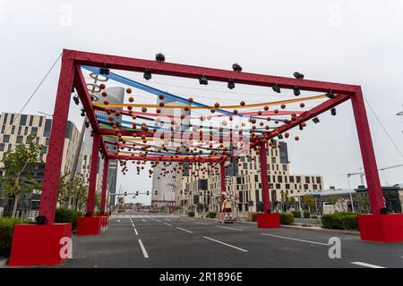 Der Lusail Commercial Boulevard liegt innerhalb der Grenzen von Katars eigenständiger und umfassend geplanter Stadtentwicklung, Lusail City. Stockfoto