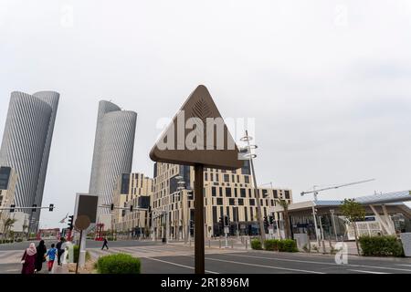 Der Lusail Boulevard ist das Herz von Lusail und pulsiert auf seiner 1,3 km langen Länge. Stockfoto