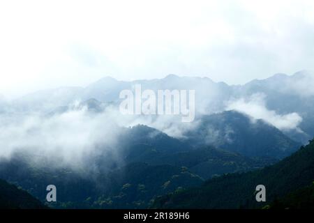 Berge nach dem Regen aus Sicht von Fushiogami Oji Stockfoto