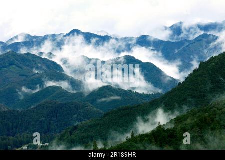 Berge nach dem Regen aus Sicht von Fushiogami Oji Stockfoto