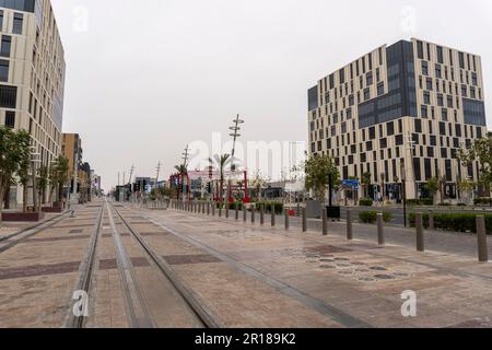 Der Lusail Commercial Boulevard liegt innerhalb der Grenzen von Katars eigenständiger und umfassend geplanter Stadtentwicklung, Lusail City. Stockfoto