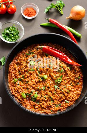 Keema Curry in der Pfanne vor dunklem Hintergrund. Indisches und pakistanisches Gericht. Nahaufnahme Stockfoto