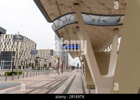 Straßenbahnhaltestelle am Lusail Boulevard. Lusail City ist die erste und größte nachhaltige Stadt in Katar. Stockfoto