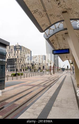 Straßenbahnhaltestelle am Lusail Boulevard. Lusail City ist die erste und größte nachhaltige Stadt in Katar. Stockfoto