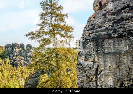 Antikes SandsteinmauerRelief auf der Bastei-Felsbrücke, Sachsenschweiz, Sachsen, Deutschland Stockfoto