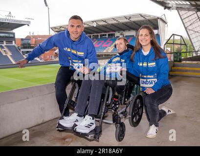 Rob Burrow mit seiner Frau Lindsey Burrow (rechts) und Kevin Sinfield während eines Medientags im Headingley Stadium vor dem Clarion Rob Burrow Leeds Marathon 2023 am Sonntag. Foto: Freitag, 12. Mai 2023. Stockfoto