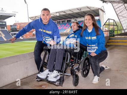 Rob Burrow mit seiner Frau Lindsey Burrow (rechts) und Kevin Sinfield während eines Medientags im Headingley Stadium vor dem Clarion Rob Burrow Leeds Marathon 2023 am Sonntag. Foto: Freitag, 12. Mai 2023. Stockfoto