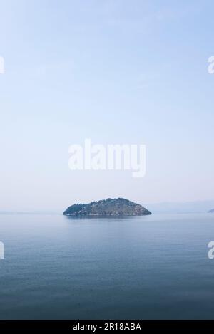 Die Insel Chikubushima schwimmt im Biwa-See Stockfoto