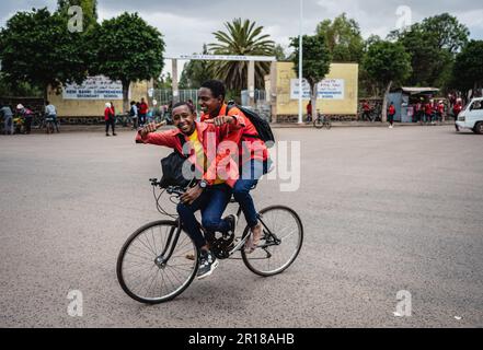 (230512) -- ASMARA, 12. Mai 2023 (Xinhua) -- Kinder fahren Fahrrad in Asmara, Eritrea, 9. Mai 2023. Das Radfahren wurde in das Leben der Einheimischen integriert und wurde zu einem wichtigen Sport in Eritrea. (Xinhua/Wang Guansen) Stockfoto