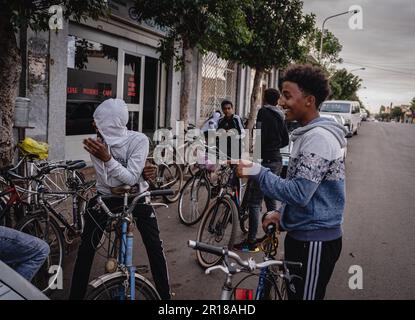 (230512) – ASMARA, 12. Mai 2023 (Xinhua) – Menschen hängen mit ihren Fahrrädern in Asmara, Eritrea, 8. Mai 2023 ab. Das Radfahren wurde in das Leben der Einheimischen integriert und wurde zu einem wichtigen Sport in Eritrea. (Xinhua/Wang Guansen) Stockfoto