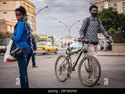 (230512) -- ASMARA, 12. Mai 2023 (Xinhua) -- Ein Einwohner schiebt sein Fahrrad über die Straße in Asmara, Eritrea, 8. Mai 2023. Das Radfahren wurde in das Leben der Einheimischen integriert und wurde zu einem wichtigen Sport in Eritrea. (Xinhua/Wang Guansen) Stockfoto