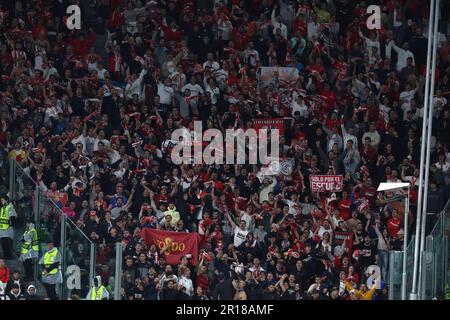 Turin, Italien. 11. Mai 2023. Turin, Italien. Mai 11 2023 werden die Fans des FC Sevilla beim Halbfinale der UEFA Europa League auf der ersten Etappe zwischen dem FC Juventus und dem FC Sevilla im Allianz-Stadion am 11 2023. Mai in Turin (Italien) gesehen. Kredit: Marco Canoniero/Alamy Live News Stockfoto