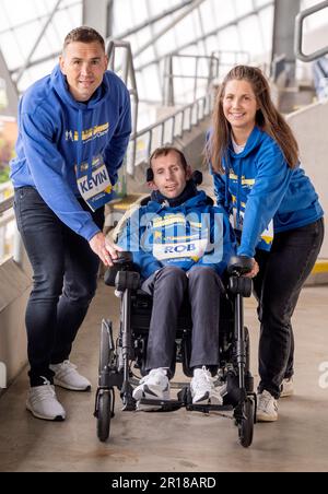 Rob Burrow mit seiner Frau Lindsey Burrow (rechts) und Kevin Sinfield während eines Medientags im Headingley Stadium vor dem Clarion Rob Burrow Leeds Marathon 2023 am Sonntag. Foto: Freitag, 12. Mai 2023. Stockfoto