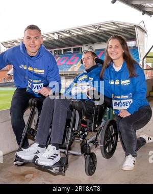 Rob Burrow mit seiner Frau Lindsey Burrow (rechts) und Kevin Sinfield während eines Medientags im Headingley Stadium vor dem Clarion Rob Burrow Leeds Marathon 2023 am Sonntag. Foto: Freitag, 12. Mai 2023. Stockfoto