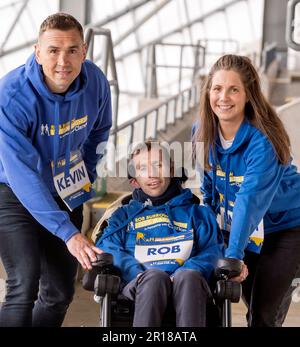 Rob Burrow mit seiner Frau Lindsey Burrow (rechts) und Kevin Sinfield während eines Medientags im Headingley Stadium vor dem Clarion Rob Burrow Leeds Marathon 2023 am Sonntag. Foto: Freitag, 12. Mai 2023. Stockfoto