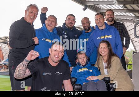 Ehemalige Teamkollegen Gary Mercer, Barrie McDermott, Matt Diskin, Jamie Jones-Buchanan, Kevin Sinfield, Nick Youngquest und Luke Burgess posieren für ein Foto mit Rob Burrow und seiner Frau Lindsey Burrow während eines Medientags im Headingley Stadium vor dem Clarion Rob Burrow Leeds Marathon 2023 am Sonntag. Foto: Freitag, 12. Mai 2023. Stockfoto