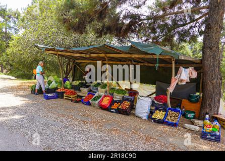 Obst- und Gemüsestände am Straßenrand Geyikbayiri, Taurus Mountains, in der Nähe von Antalya, Türkei, Türkisküste Stockfoto