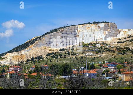 Kalkstein, Marmorsteinbruch in der westlichen Türkei, Marmor, Steinbruch mit gelben Blumen Stockfoto