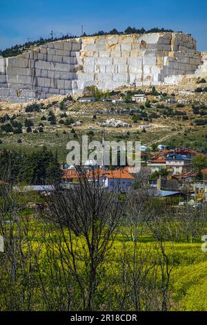 Kalkstein, Marmorsteinbruch in der westlichen Türkei, Marmor, Steinbruch mit gelben Blumen Stockfoto
