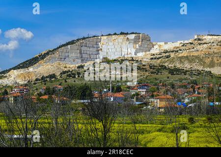 Kalkstein, Marmorsteinbruch in der westlichen Türkei, Marmor, Steinbruch mit gelben Blumen Stockfoto