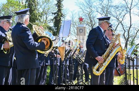 Lebus, Deutschland. 12. Mai 2023. Das Staatspolizeiorchester spielt für die Beerdigung von Soldaten der Roten Armee auf dem Grab des sowjetischen Krieges. 78 Jahre nach dem Ende des Zweiten Weltkriegs hatte die Kommission der Kriegsgräber 61 Soldaten der Roten Armee in Lebus (Bezirk Märkisch-Oderland) zur Ruhe gesetzt. Sie starben in den Schlachten in Oderbruch und in der Schlacht um Berlin und wurden in den letzten Monaten von der Kommission der Kriegsgräber wieder gefunden. Kredit: Patrick Pleul/dpa/Alamy Live News Stockfoto