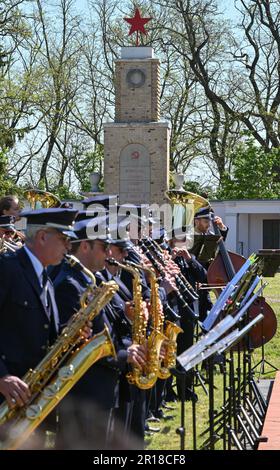 Lebus, Deutschland. 12. Mai 2023. Das Staatspolizeiorchester spielt für die Beerdigung von Soldaten der Roten Armee auf dem Grab des sowjetischen Krieges. 78 Jahre nach dem Ende des Zweiten Weltkriegs hatte die Kommission der Kriegsgräber 61 Soldaten der Roten Armee in Lebus (Bezirk Märkisch-Oderland) zur Ruhe gesetzt. Sie starben in den Schlachten in Oderbruch und in der Schlacht um Berlin und wurden in den letzten Monaten von der Kommission der Kriegsgräber wieder gefunden. Kredit: Patrick Pleul/dpa/Alamy Live News Stockfoto