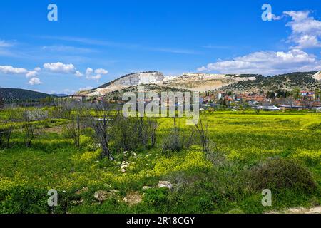 Kalkstein, Marmorsteinbruch in der westlichen Türkei, Marmor, Steinbruch mit gelben Blumen Stockfoto