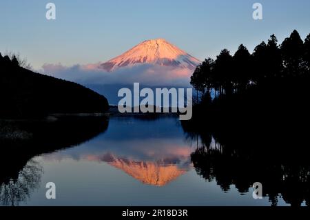 Mt. Fuji bei Sonnenuntergang vom Tanuki-See aus gesehen Stockfoto