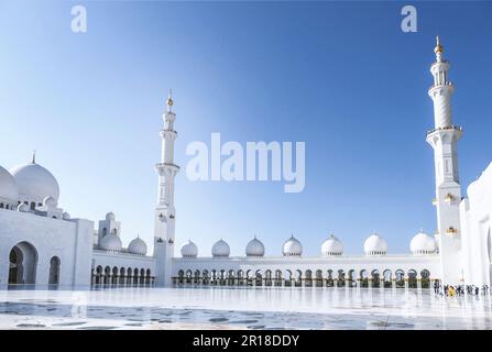 Malerischer Blick auf den Innenhof der Scheich-Zayid-Moschee in Abu-Dhabi. VAE Stockfoto