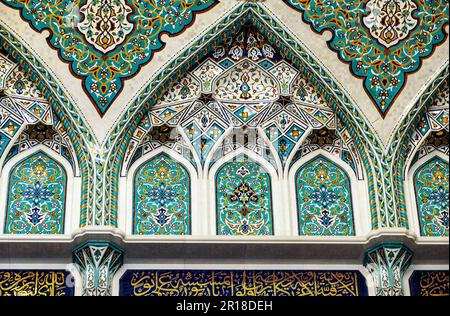 Antikes Mosaik-orientalisches Ornament an der Mauer des antiken Palastes in Bukhara. Usbekistan. Nahaufnahme Stockfoto