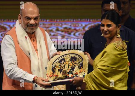 Kalkutta, Indien. 09. Mai 2023. Die indische Schauspielerin Parno Mittra präsentiert dem indischen Innenminister der Union Amit Shah ein Idol der Hindu-Göttin "Durga" während der 162. Geburtstagsfeier von Kavi Guru Rabindranath Tagore und eines Kulturprogramms, das von Khola Hawa, einer soziokulturellen Einrichtung in Kalkutta, Indien, am 9. Mai 2023 organisiert wird. (Foto von Debajyoti Chakraborty/NurPhoto)0 Kredit: NurPhoto SRL/Alamy Live News Stockfoto