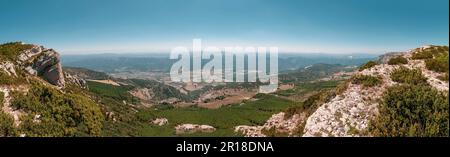 Fantastisches Panorama von Serra del Montsec, einem frei fliegenden Mekka in Ager, Katalonien, Spanien. Stockfoto