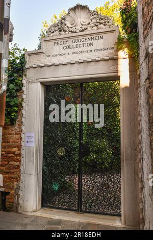 Eintritt zum Peggy Guggenheim Collection Art mjuseum in einer Ecke einer engen Gasse im Dorsoduro sestiere (Bezirk), Venedig, Veneto, Italien Stockfoto