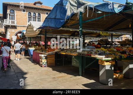 Der Rialto-Markt in Campo della Pescheria mit Obst und Gemüse steht im Sommer, Sestiere von San Polo, Venedig, Veneto, Italien Stockfoto