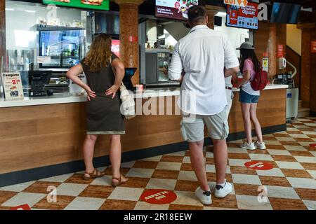 Kunden, die sich für Fast Food in der Schlange im Burger King Restaurant in Venedig anstehen, nicht weit von der Rialtobrücke, Veneto, Italien Stockfoto