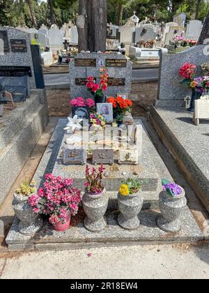 Sète, Frankreich - 04 23 2023: Blick auf das Grab von George Brassens auf dem Friedhof Le PY Stockfoto