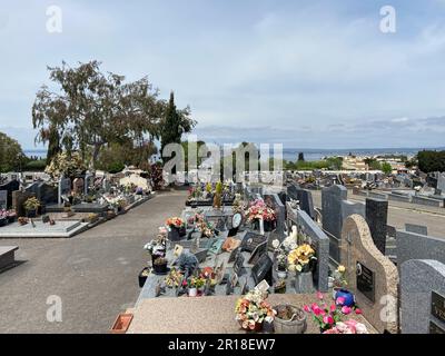 Sète, Frankreich - 04 23 2023: Blick auf die Gräber auf dem Friedhof Le PY Stockfoto