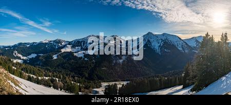 Fantastische Winterwanderung nach Denneberg auf der Nagelfluhkette von Tahlkirchdorf in der Nähe von Oberstaufen in den wunderschönen Allgau-Alpen Stockfoto