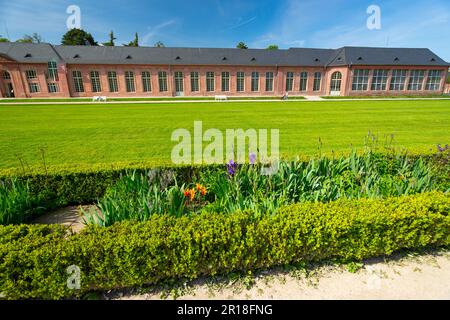 Majestätische Gärten des Schlosses Schwetzingen in Deutschland mit wunderschönem blauen Himmel im Sommer Stockfoto