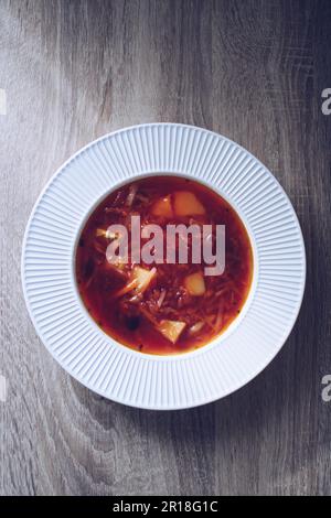 Traditioneller ukrainischer Borschtsch. Teller Rote-Beete-Wurzelsuppe Borsch. Traditionelle ukrainische Küche. Stockfoto