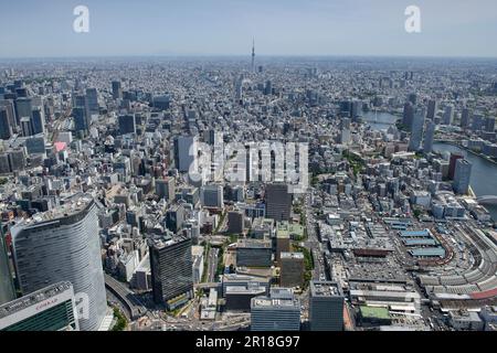 Tsukiji-shiba Station aus der Vogelperspektive von der Südwestseite zum Tsukiji-Fischmarkt, Sky Tree Tower Stockfoto