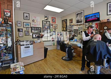 Bristol, Großbritannien. 11. Mai 2023. David Antonio Smith betreibt 007 James-Bond-Friseursalons mit einem einzigartigen Stil, die sich um die Gäste kümmern, während sie sich die wunderbaren Erinnerungsstücke des James-Bond-Films „Sammlungen vergangener Jahre“ ansehen. Bildnachweis: Robert Timoney/Alamy Live News Stockfoto