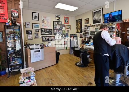 Bristol, Großbritannien. 11. Mai 2023. David Antonio Smith betreibt 007 James-Bond-Friseursalons mit einem einzigartigen Stil, die sich um die Gäste kümmern, während sie sich die wunderbaren Erinnerungsstücke des James-Bond-Films „Sammlungen vergangener Jahre“ ansehen. Bildnachweis: Robert Timoney/Alamy Live News Stockfoto