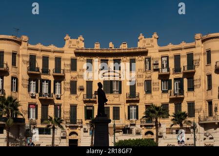 26. November 2022, Kairo, Ägypten: Blick auf den Talet Harb Square, Teil der elegant restaurierten Architektur der Innenstadt von Kairo, Ägypten. Kairo, Ägyptens weitläufige Hauptstadt am Ufer des Nils, auf Arabisch als Al Qahirah bekannt, was bedeutet „The Victorious“ ist eine ständig wachsende Megacity mit einer Bevölkerung von über 20 Millionen Einwohnern. (Credit Image: © John Wreford/SOPA Images via ZUMA Press Wire) NUR ZUR REDAKTIONELLEN VERWENDUNG! Nicht für den kommerziellen GEBRAUCH! Stockfoto