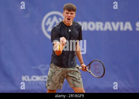 Jakub Mensik von der Tschechischen Republik in Aktion während der TK Sparta Prague Open 2023 ATP Challenger Tennis Tour in Prag, Tschechische Republik, 12. Mai 2023. (CT Stockfoto