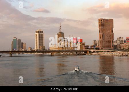 26. November 2022, Kairo, Ägypten: Skyline von Kairo mit Ramses Hilton Hotel über dem Nil von der Kasr El Nil Brücke im Zentrum von Kairo, Ägypten. Kairo, Ägyptens weitläufige Hauptstadt am Ufer des Nils, auf Arabisch als Al Qahirah bekannt, was bedeutet „The Victorious“ ist eine ständig wachsende Megacity mit einer Bevölkerung von über 20 Millionen Einwohnern. (Credit Image: © John Wreford/SOPA Images via ZUMA Press Wire) NUR ZUR REDAKTIONELLEN VERWENDUNG! Nicht für den kommerziellen GEBRAUCH! Stockfoto